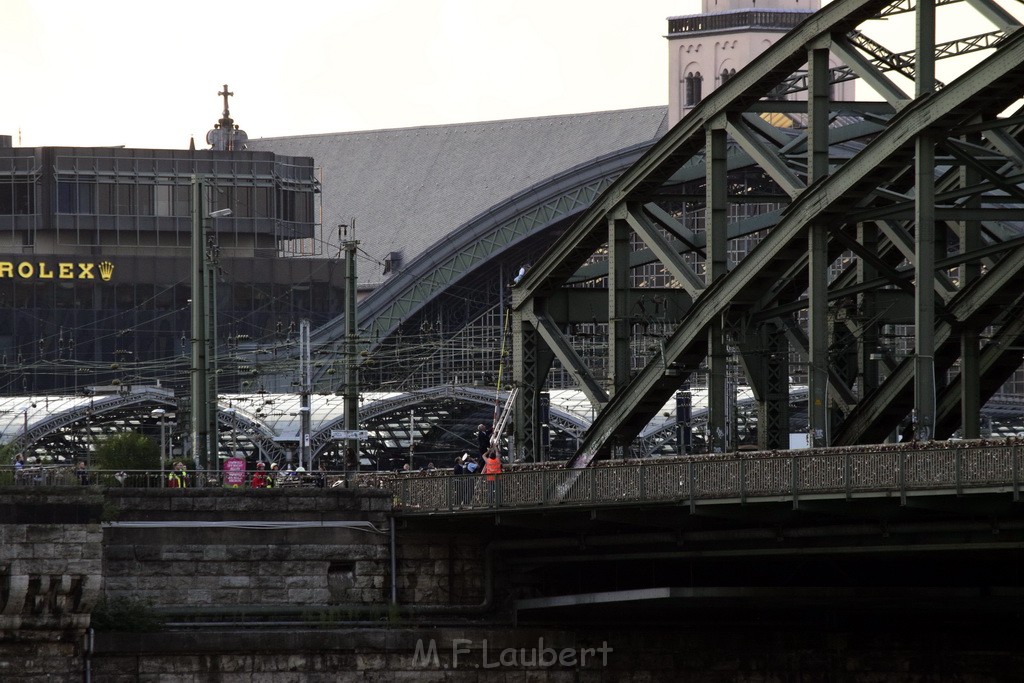 PSpringt kein Suizid Brueckenspringer Koeln Hohenzollernbruecke P235.JPG - Miklos Laubert